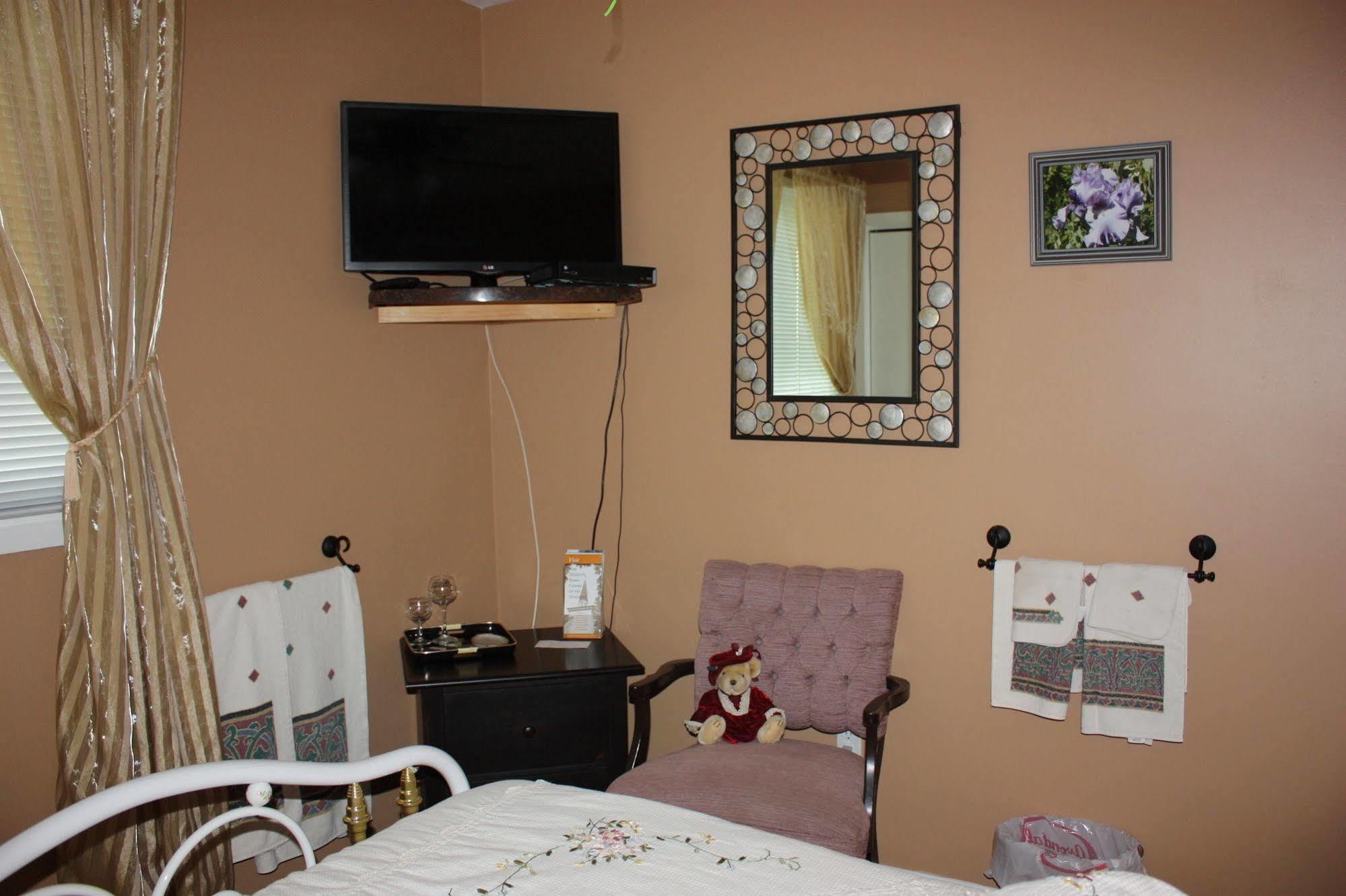 Carrousel Bed & Breakfast Cayuga Extérieur photo